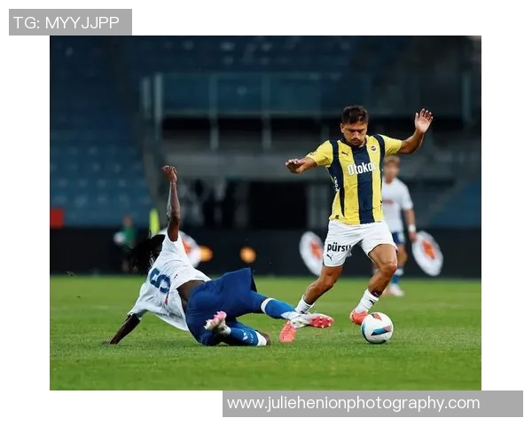 中外足球明星对抗赛激情碰撞展现足球魅力与友谊的盛宴