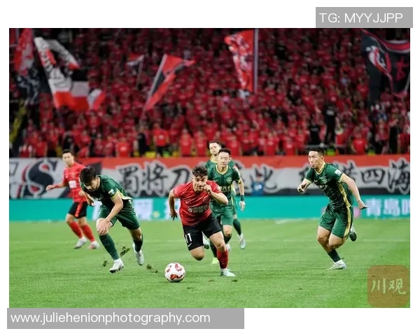 成都足球队在选拔赛中以70分稳居积分榜首位展现强劲实力 成都足球队在选拔赛中以70分稳居积分榜首位展现强劲实力