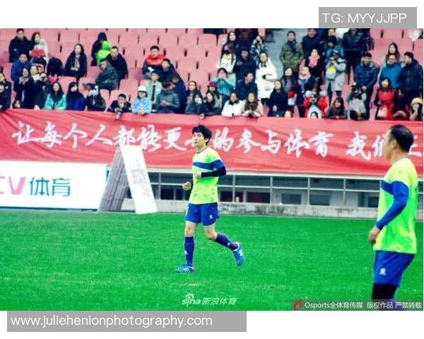 足球明星亲密对话揭秘训练生活与赛场背后的故事 足球明星亲密对话揭秘训练生活与赛场背后的故事