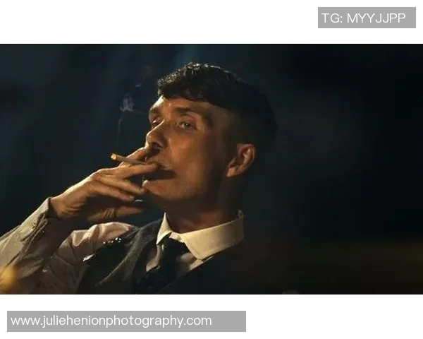 足球明星背后的真实与虚幻:一场对荣耀与质疑的深度探讨 足球明星背后的真实与虚幻:一场对荣耀与质疑的深度探讨